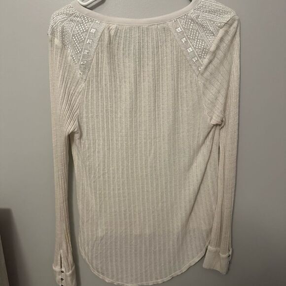 Lucky Brand Cream Long Sleeve Women's Top with Lace Like on Sleeves Size Small - Picture 8 of 11